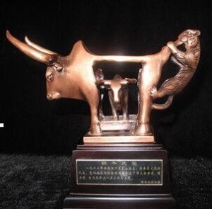 牛虎銅案 一件凝聚匠心與文化的古滇國工藝珍品